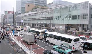 高速バスが行列する「バスタ新宿」前の国道20号 高速バスが行列する「バスタ新宿」前の国道20号