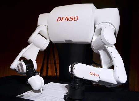 「東ロボくん」のチームが開発した答案を書くロボット＝１４日午後、東京都千代田区