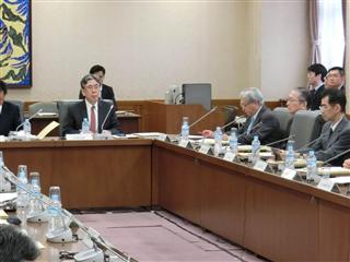 政府税調は所得税改革の中間報告をまとめた＝１４日、東京都千代田区（万福博之撮影）