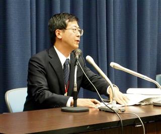 ２０１６年９月中間決算を説明するかんぽ生命保険の堀金正章専務執行役。金融２社の収益悪化などで、日本郵政は大幅な減益となった＝１４日、東京都千代田区