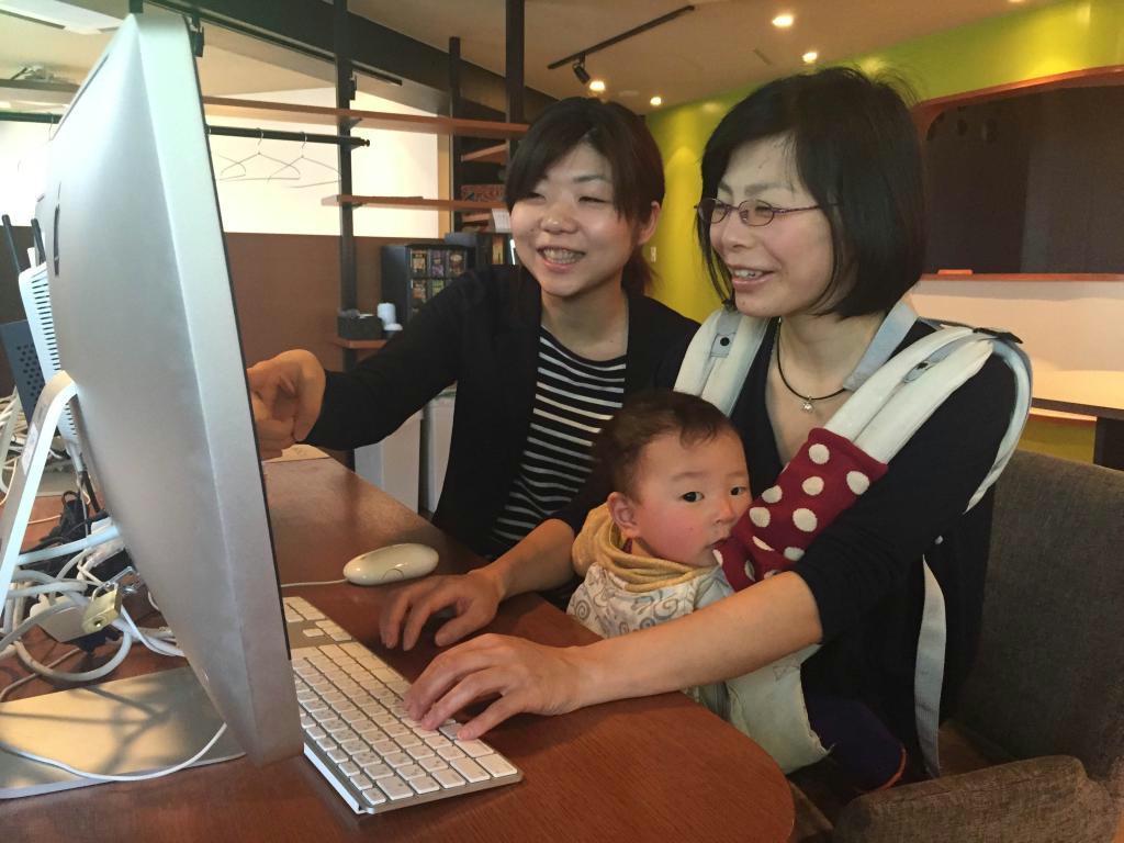 デジタルハリウッドの主婦・ママクラスでは、子連れでウェブデザインやプログラミングが学べる。人材会社と連携して就職支援まで行うのが魅力だ（デジタルハリウッド提供）