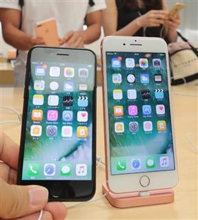 店頭に並んだｉＰｈｏｎｅ７