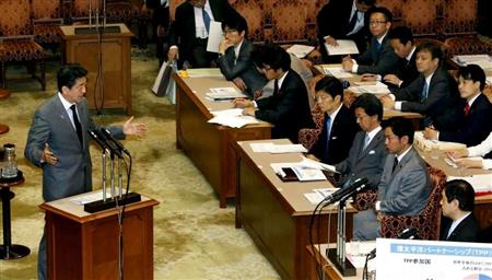 参院ＴＰＰ特別委で答弁する安倍首相（左）＝１４日