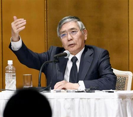 名古屋市で記者会見する日銀の黒田総裁＝１４日午後