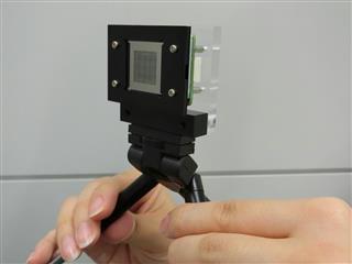 日立製作所が試作したレンズレスカメラ。レンズなしで動画を撮影できる