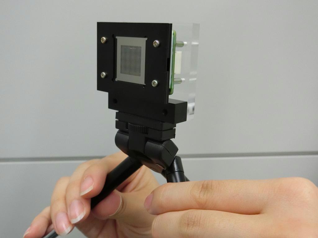 日立製作所が試作したレンズレスカメラ。レンズなしで動画を撮影できる