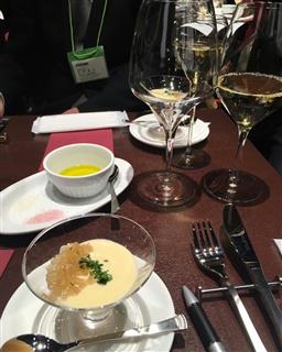 25日からマリアージュセットで提供される冷製ポタージュのコンソメジュレ添え(手前)とスパークリングワイン 25日からマリアージュセットで提供される冷製ポタージュのコンソメジュレ添え(手前)とスパークリングワイン