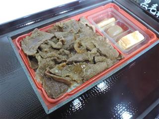 すき家が１７日から数量・期間限定で発売する１０８０円の「黒毛和牛弁当」＝１６日、東京都港区（黄金崎元撮影）