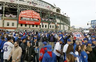 ワールドシリーズ開催が７１年ぶりとなった本拠地リグリー・フィールドで、開場を待つカブスファン＝１０月２８日、シカゴ（共同）