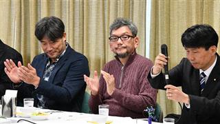 クールジャパン戦略推進特命委員会に臨む（左から）川口典孝氏、庵野秀明監督、自民党の山本一太氏＝１６日午後、東京・永田町の自民党本部（斎藤良雄撮影）