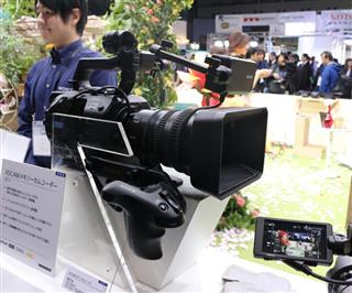 ソニーが「インタービー２０１６」に出展した４Ｋ対応カメラ「ＦＳ７ＩＩ」＝１６日、千葉市の幕張メッセ