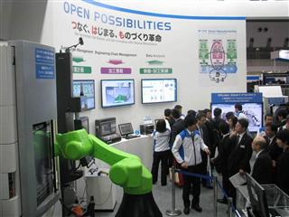 ＪＩＭＴＯＦ２０１６で多彩なものづくりのソリューションを提案するオークマのブース＝１７日、東京都江東区の東京ビッグサイト