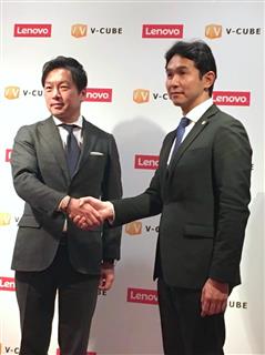 ソリューション事業で協業を発表したレノボ日本法人の留目真伸社長（左）とブイキューブの間下直晃社長＝１６日、東京都新宿区