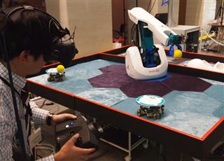 ＮＴＴドコモと新日鉄住金ソリューションズが開発した遠隔作業支援システム＝１６日、神奈川県横須賀市