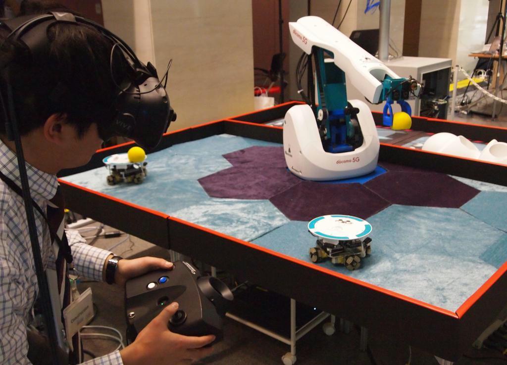 ＮＴＴドコモと新日鉄住金ソリューションズが開発した遠隔作業支援システム＝１６日、神奈川県横須賀市