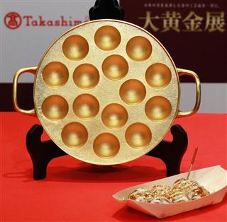 高島屋大阪店の「大黄金展」で展示販売された、４３２０万円の純金製たこ焼き器と金のようじ＝１７日午前、大阪市
