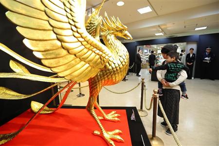 高島屋大阪店の「大黄金展」で展示された、約５千枚の金箔を使って制作された「大鳳凰」の像＝１７日午前、大阪市