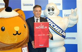 来年夏発売の「ミシュランガイド北海道２０１７特別版」をＰＲする日本ミシュランタイヤの関係者ら＝１７日午後、札幌市中央区