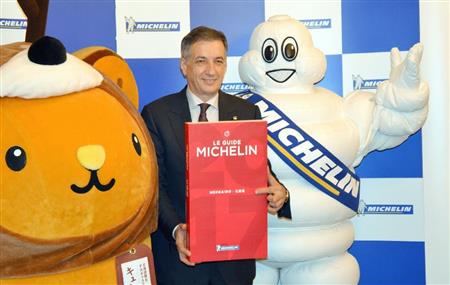 来年夏発売の「ミシュランガイド北海道２０１７特別版」をＰＲする日本ミシュランタイヤの関係者ら＝１７日午後、札幌市中央区