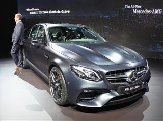 ドイツ自動車大手ダイムラーが米ロサンゼルスの自動車ショーで発表した新型スポーツカー「メルセデスAMGE63」=16日(共同) ドイツ自動車大手ダイムラーが米ロサンゼルスの自動車ショーで発表した新型スポーツカー「メルセデスAMGE63」=16日(共同)