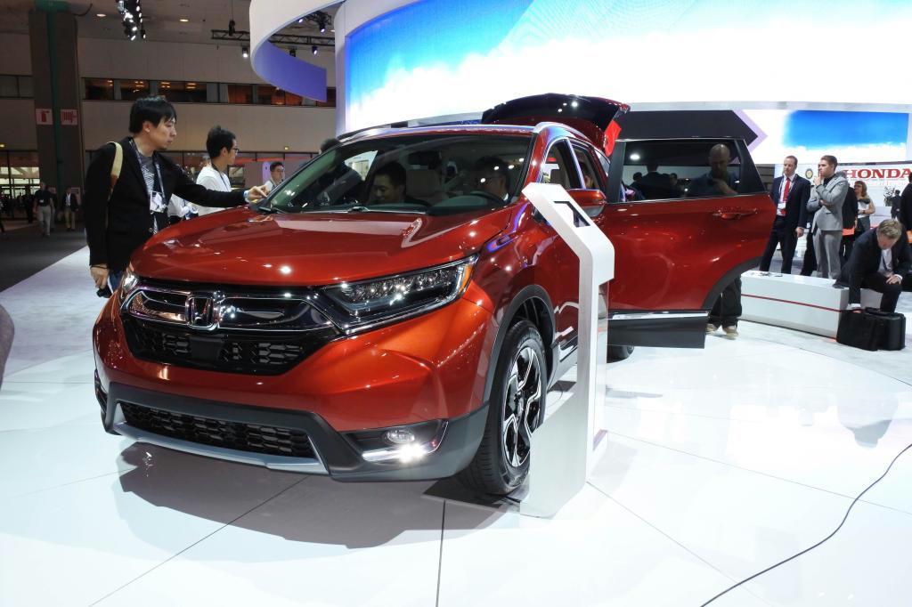 ホンダが初めて一般公開するＳＵＶ「ＣＲ－Ｖ」の新型車＝１６日、米ロサンゼルス（会田聡撮影）
