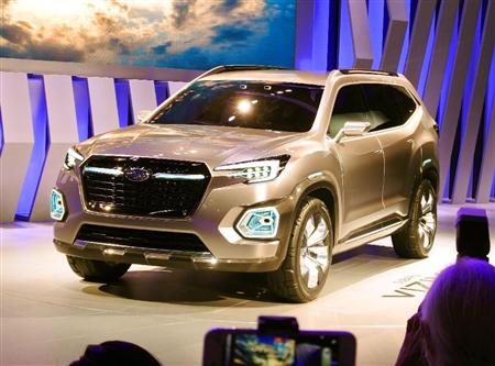 富士重工業がロサンゼルス自動車ショーで発表した３列シートのスポーツタイプ多目的車の試作車＝１７日、ロサンゼルス（共同）