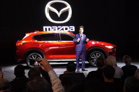マツダがロサンゼルス自動車ショーで発表したＳＵＶ「ＣＸ－５」の全面改良型＝１６日（共同）