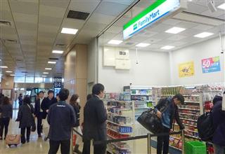 国内最大級のバスターミナル「バスタ新宿」にオープンしたファミリーマートの新店舗＝１８日午前、東京都渋谷区