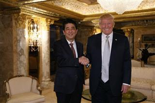 笑顔で握手する安倍晋三首相（左）とトランプ次期米大統領＝17日夕、ニューヨーク（内閣広報室提供）