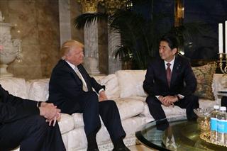 トランプ次期米大統領と会談する安倍晋三首相＝17日夕、ニューヨーク（内閣広報室提供）