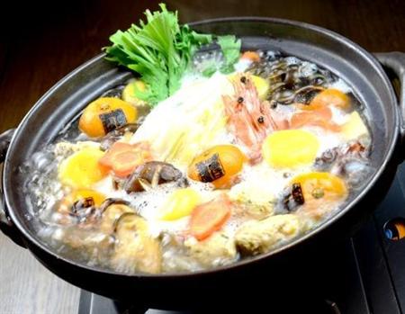 焼きみかんが丸ごと浮いた周防大島みかん鍋