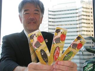 和風のテイストを演出した「からまんスタンドかんざし」＝東京都内