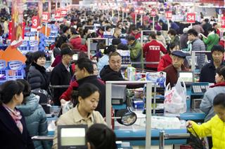 山西省太原市のスーパーでも11日、「独身者の日」のセールが行われていた。今年はオンラインで購入し、実店舗で受け取る“オン・オフの連携”が進み、荷物を待つ客のイライラ緩和に役だったようだ(中国新聞社) 山西省太原市のスーパーでも11日、「独身者の日」のセールが行われていた。今年はオンラインで購入し、実店舗で受け取る“オン・オフの連携”が進み、荷物を待つ客のイライラ緩和に役だったようだ(中国新聞社)