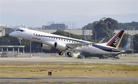 愛知県営名古屋空港を離陸するＭＲＪの試験３号機。外装の新デザインにも要注目＝２２日午前