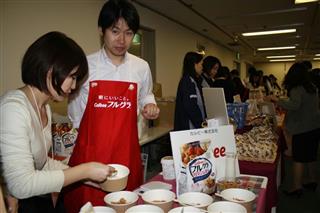 ロカボ食の開発に取り組む企業などが開催したメディア向け試食会=14日、東京都千代田区 ロカボ食の開発に取り組む企業などが開催したメディア向け試食会=14日、東京都千代田区