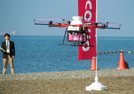宅配に向けた実証実験で飛び立つ小型無人機「ドローン」＝２２日午前、千葉市