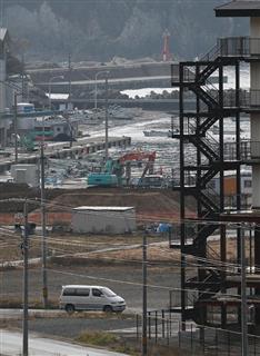 【福島県で震度５弱津】避難勧告が発令され、田老港から避難する車両＝２２日午前８時１８分、岩手県宮古市（大西正純撮影）