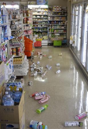 強い地震で商品が散乱したコンビニエンスストアの店内＝２２日午前６時４１分、福島県いわき市