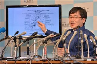 福島県などで震度５弱の地震があり、会見する気象庁地震火山部の中村浩二・地震情報企画官＝２２日午前、東京都千代田区の気象庁（宮崎瑞穂撮影）