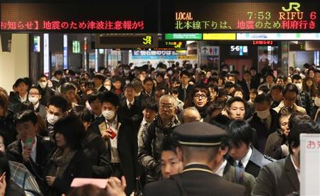 地震の影響で運転見合わせが相次ぎ、混雑するＪＲ仙台駅＝２２日午前８時１４分