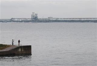 【福島で地震】福島県沖で地震が発生。茨城県鹿嶋市の沿岸部では釣り人の姿が見られた＝２２日、茨城県鹿嶋市（福島範和撮影）