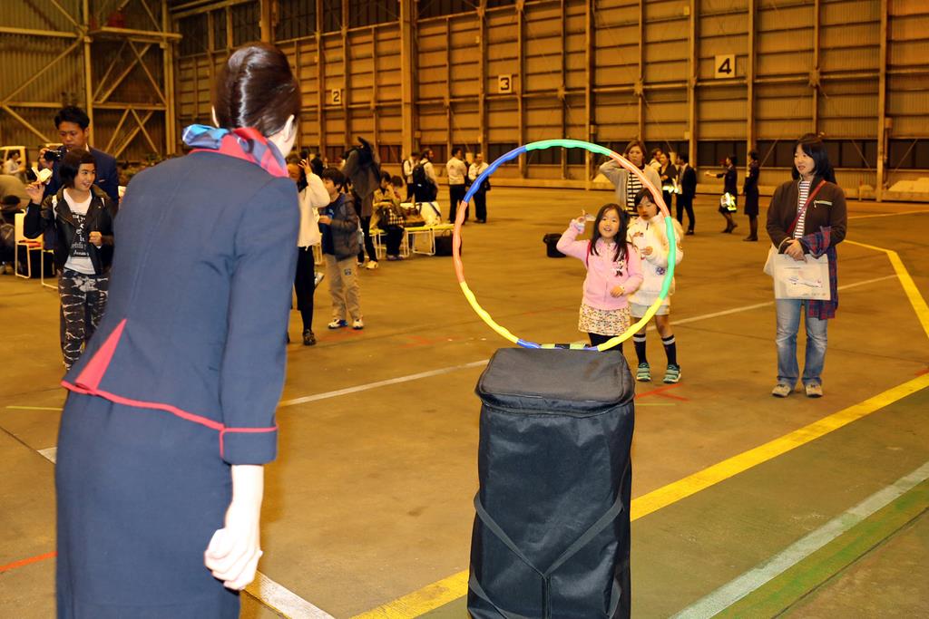 フライト後、格納庫に移動して折り紙ヒコーキイベントに興じる子供たち