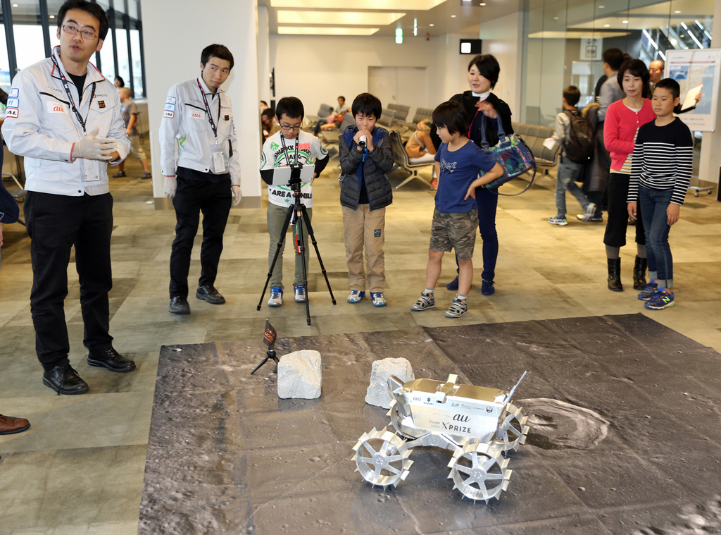 月面探査ロボット「ローバー」のプリフライトモデルの操縦体験を楽しむ子供たち