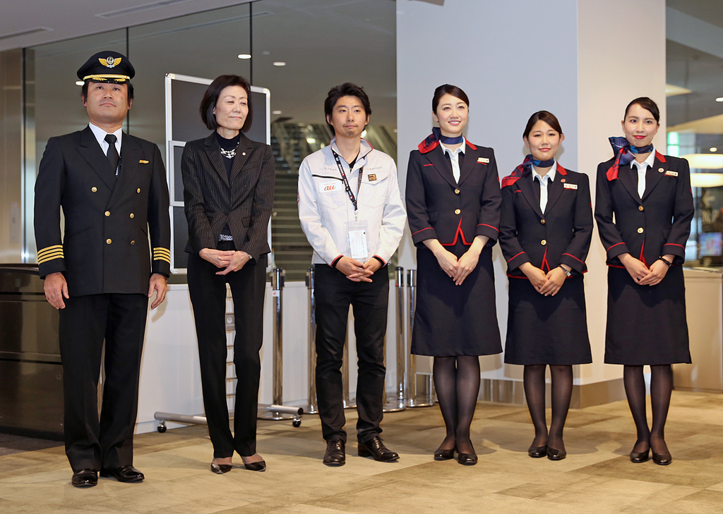 フライト前にあいさつする日本航空代表取締役専務の大川順子氏（左から２人目）、ＨＡＫＵＴＯの袴田武史代表（同３人目）。一番左は人見徹機長