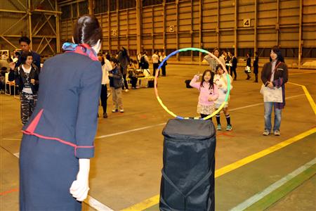 フライト後、格納庫に移動して折り紙ヒコーキイベントに興じる子供たち