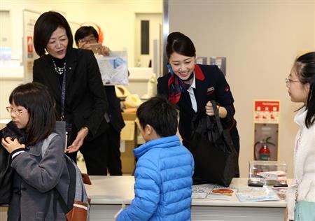 フライト後にプレゼントを受け取る子供たち