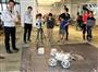 月面探査ロボット「ローバー」のプリフライトモデルの操縦体験を楽しむ子供たち