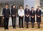 フライト前にあいさつする日本航空代表取締役専務の大川順子氏（左から２人目）、ＨＡＫＵＴＯの袴田武史代表（同３人目）。一番左は人見徹機長