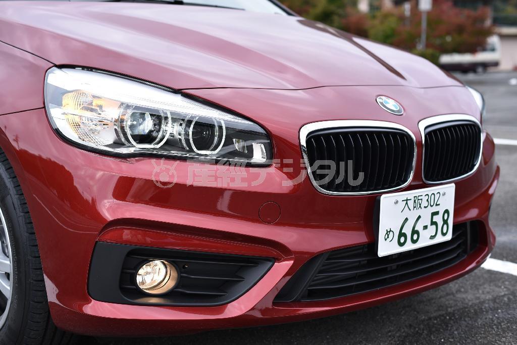 キドニーグリルはもちろん、イカリングヘッドライトなど、ディテールはＢＭＷそのもの。ＢＭＷ・２１８ｄグランツアラー