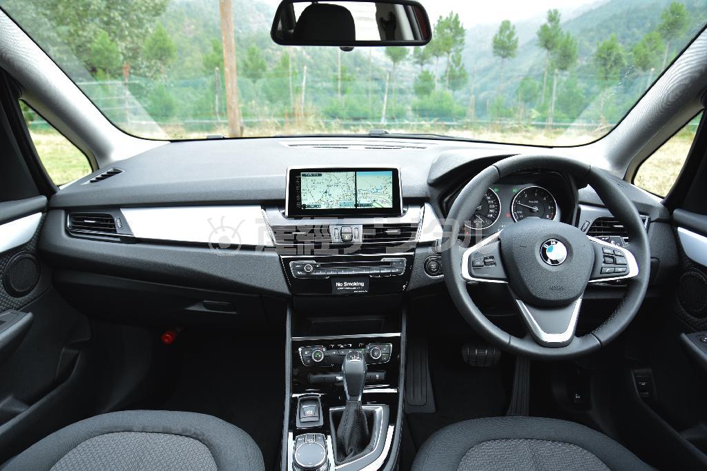 小型ＳＵＶのＸ１と共通パーツの多いインパネ。ベースグレードでも各パーツの質感は高い。ＢＭＷ・２１８ｄグランツアラー